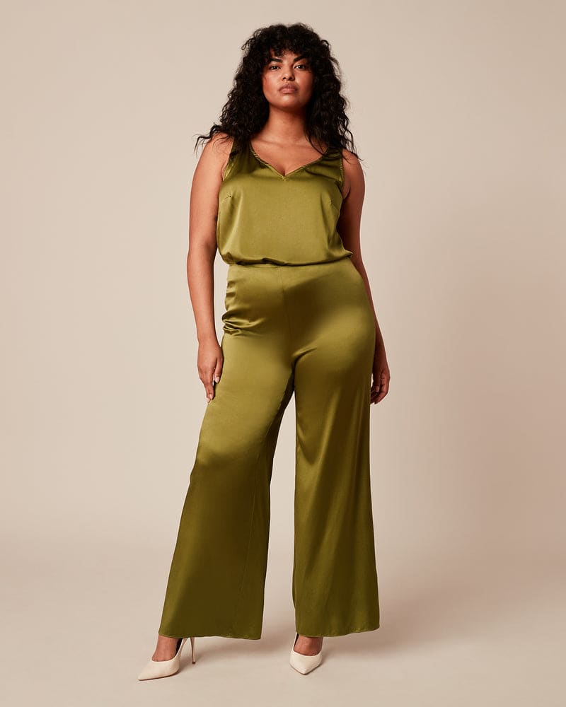 Front of a model wearing a size 18 Sofia Palazzo Pant in Leaf Green by Gabriella Rossetti. | dia_product_style_image_id:232786